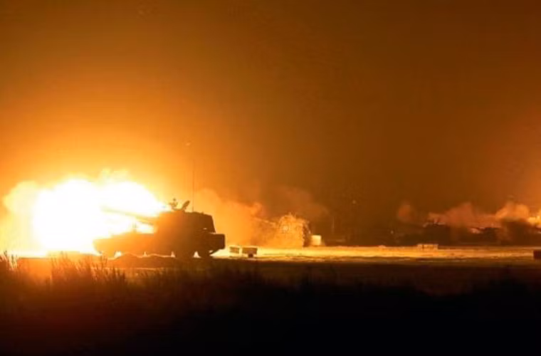 Một số hình ảnh khác trong cuộc tập trận của lữ bộ binh cơ giới, Quân đoàn 26. Ảnh: Lựu pháo tự hành khai hỏa trong đêm.