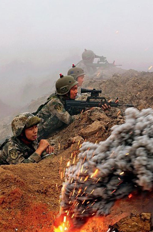 Khi không phun khói thì có thể nhìn kĩ có một cái nút ở đỉnh mũ.