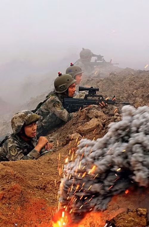 Khi không phun khói thì có thể nhìn kĩ có một cái nút ở đỉnh mũ.