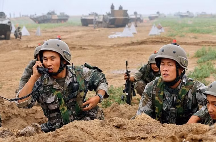 Nhìn gần hơn chiếc mũ kỳ lạ của binh sĩ Trung Quốc.