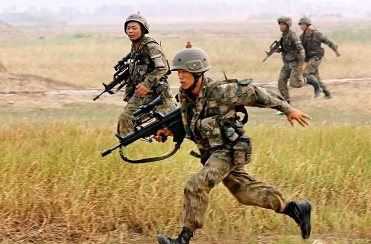 Không rõ công dụng của loại mũ phun khói này là thế nào, ngụy trang hay đánh mục tiêu???