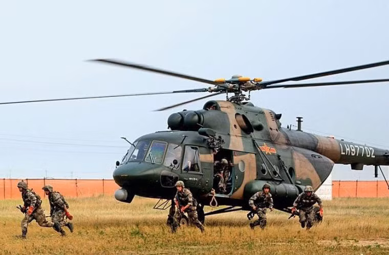 Binh sĩ Trung Quốc đổ bộ từ trực thăng Mi-171.
