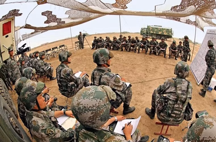 Họp bàn kế hoạch tác chiến.