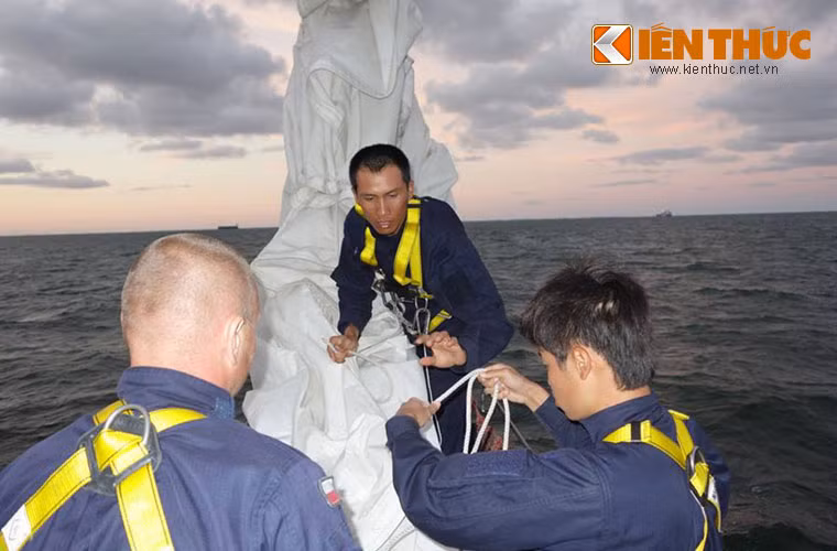 Họ được các chuyên gia Ba Lan hướng dẫn từng động tác.