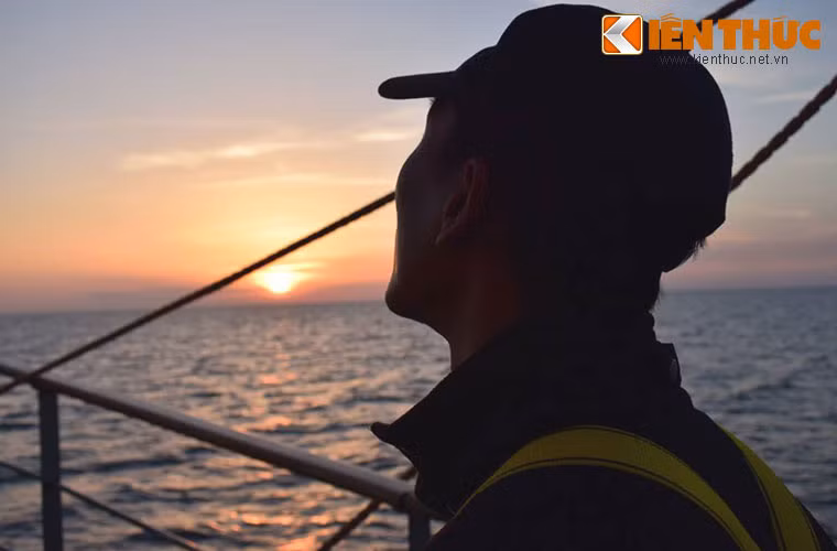 Cận cảnh một thủy thủ ngắm hoàng hôn xa thẳm bên trời Tây. Có lẽ, chuyến đi xa nhiều ngày khiến anh nghĩ về hoàng hôn trên biển quê hương.