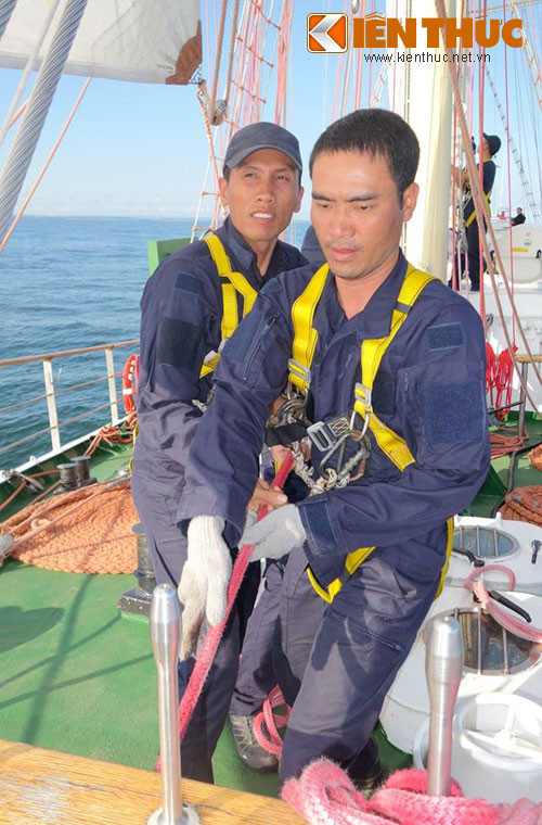 Các thủy thủ đang thao tác kĩ thuật làm dây trên tàu buồm.