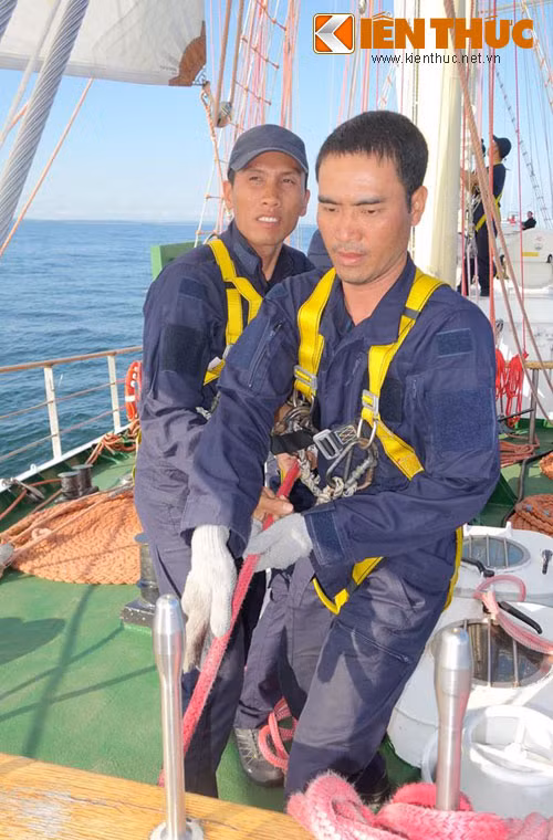 Các thủy thủ đang thao tác kĩ thuật làm dây trên tàu buồm.