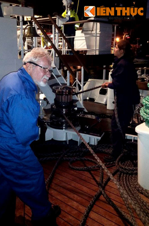 Thậm chí các chuyên gia Ba Lan cũng phải làm việc vào cả ban đêm.