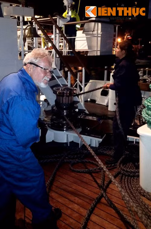 Thậm chí các chuyên gia Ba Lan cũng phải làm việc vào cả ban đêm.