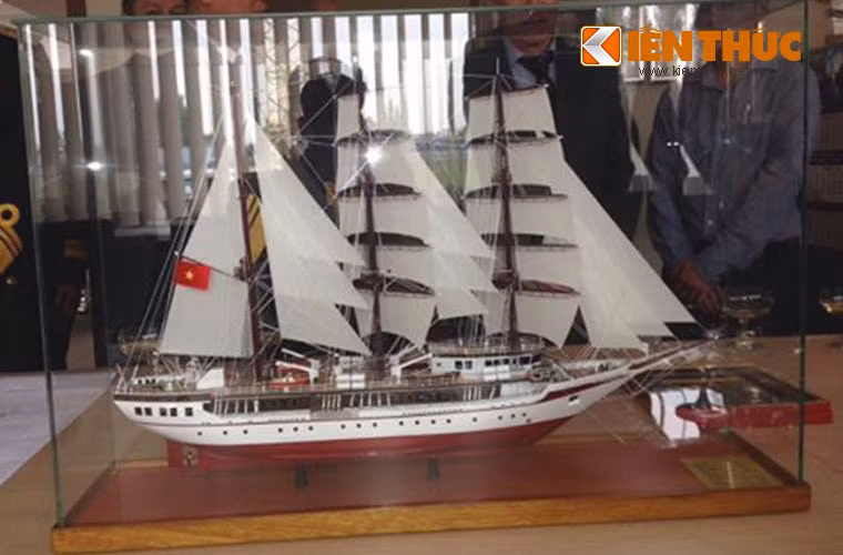 Chiếc tàu buồm Lê Qúy Đôn có gắn động cơ này do Công ty kỹ thuật tàu thủy Choren Design &amp; Consulting (Ba Lan) thiết kế, nhà máy Marine Projects đóng theo đơn đặt hàng của Hải quân Việt Nam. Hiện nay, tàu đang trên đường hành trình về nước để phục vụ huấn luyện cho các lực lượng thuộc Quân chủng Hải quân. Ảnh: Mô hình thu nhỏ của tàu buồm Lê Quý Đôn do Việt Nam đặt hàng.