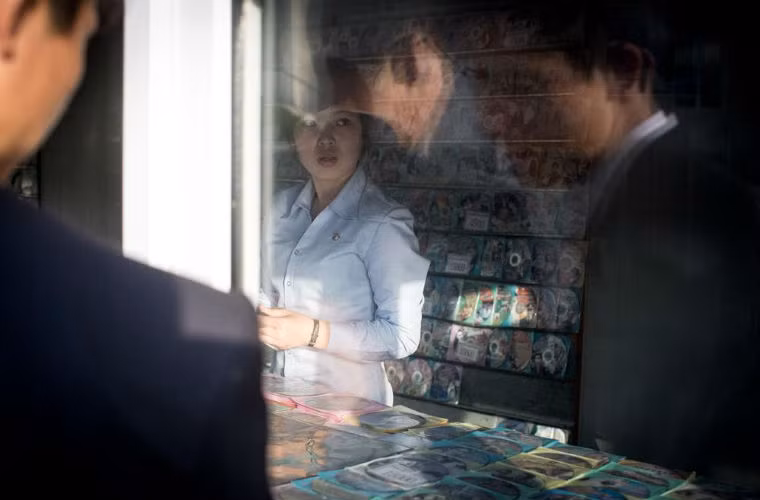 Đĩa DVD không bản quyền được bày bán ở Bình Nhưỡng.