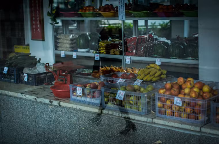 Hoa quả và rau xanh tại một cửa hàng ở Bình Nhưỡng.