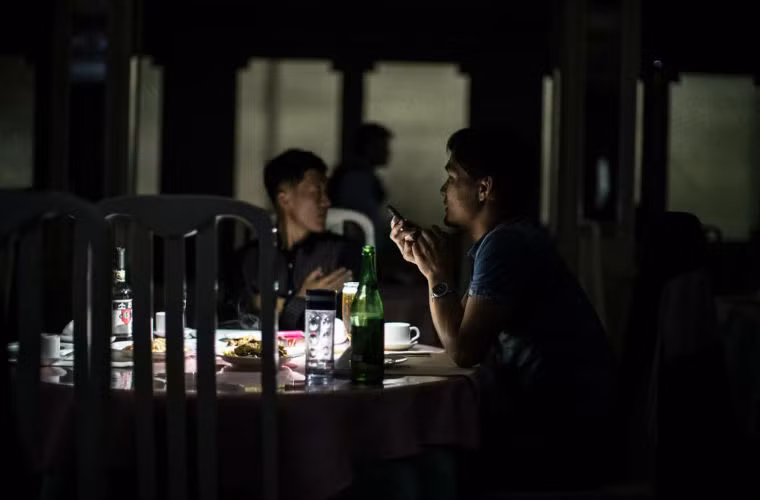 Người Triều Tiên ăn tối tại nhà hàng trong cảnh mất điện.