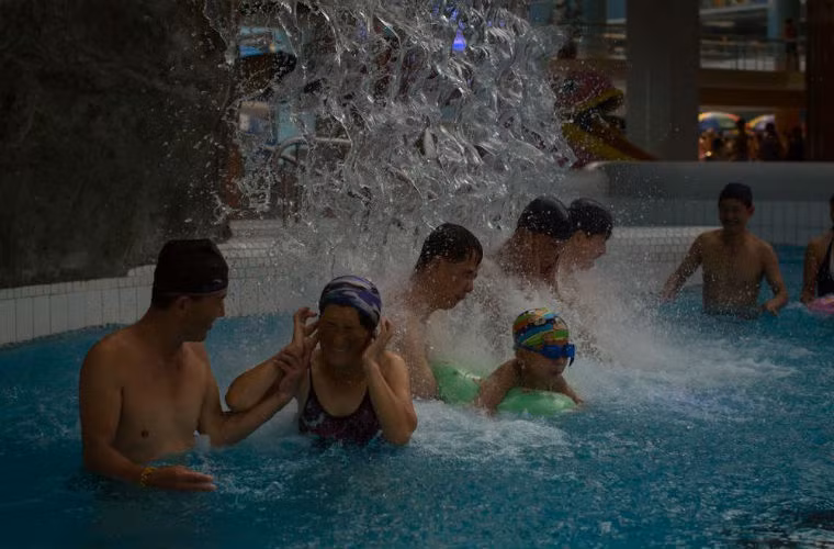 Người Triều Tiên vui chơi ở Công viên nước Munsu - được ông Kim Jong-un mở cửa năm 2013.