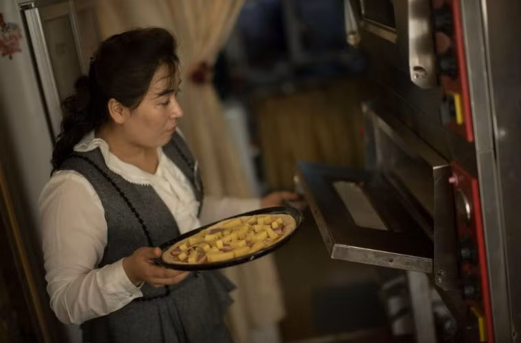 Đầu bếp chuẩn bị pizza tại một nhà hàng Italy ở Bình Nhưỡng - thủ đô Triều Tiên.