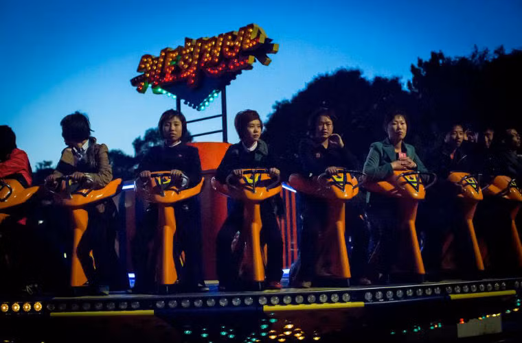 Người Triều Tiên vui chơi tại công viên giải trí ở Bình Nhưỡng.