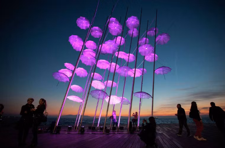 Ô màu hồng được trình diễn trong Tháng hành động vì Ung thư vú ở Thessaloniki, Hy Lạp.