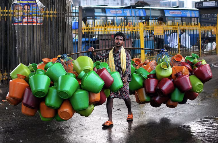 Người đàn ông bán chai đựng nước ở Bangalore, Ấn Độ.
