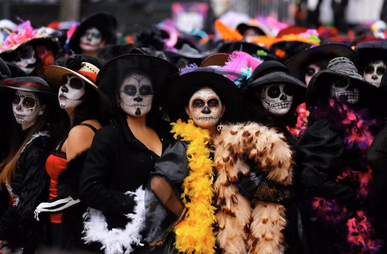 Kỷ lục Guinness được thành lập trong "Ngày của cái chết" ở Mexico về số lượng người đóng giả nhân vật La Catrina lớn nhất từ trước đến nay.