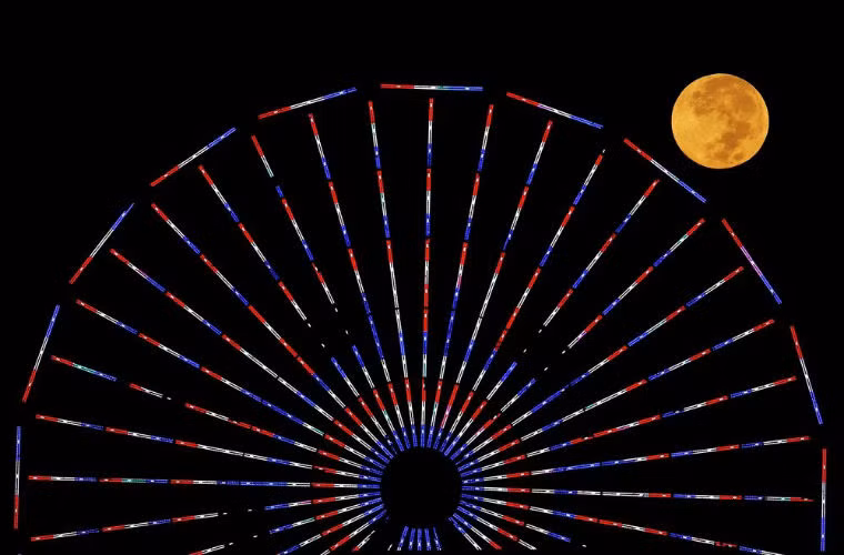 Mặt trăng Máu ở Santa Monica, California, Mỹ.