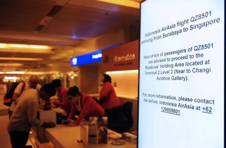 Bảng hướng dẫn thân nhân của hành khách trên chuyến bay mất tích tập trung ở sân bay Changi.