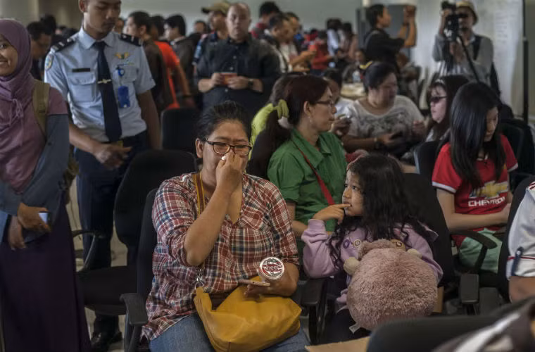Thân nhân hành khách trên chuyến bay mất tích đau đớn.