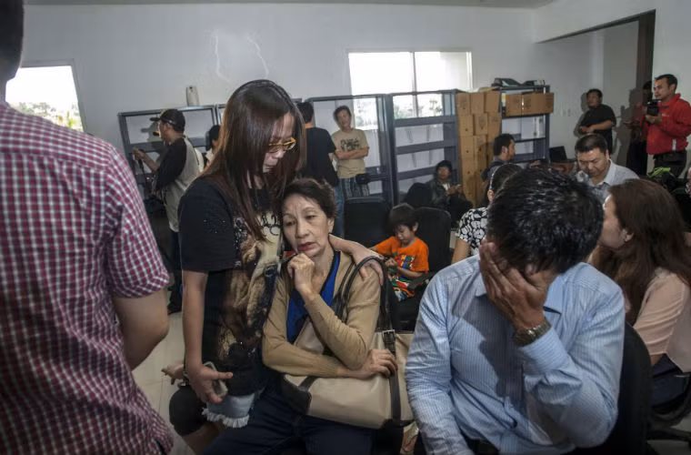 Chuyến bay dự kiến tới Singapore lúc 8h30, tuy nhiên máy bay mất liên lạc vào lúc 7h24. Điều đáng chú ý là phi công chuyến bay mất tích đã yêu cầu chuyển độ cao 5 phút trước khi mất liên lạc do thời tiết xấu.