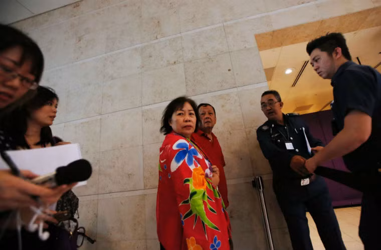 Thân nhân hành khách trên chuyến bay mất tích của Air Asia được hướng dẫn vào bên trong sân bay.