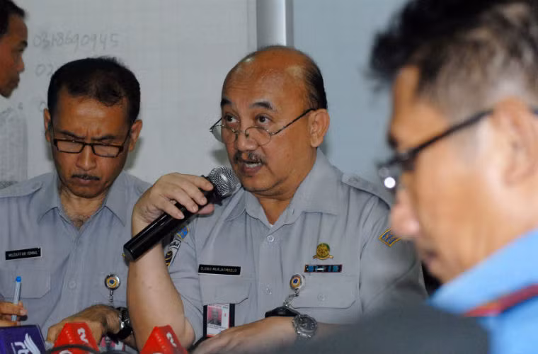 Các quan chức Indonesia họp báo về chiếc máy bay Air Asia mất tích.