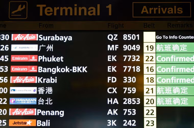 Bảng hiệu sân bay Changi: Những người liên quan đến chuyến bay QZ 8501 của Air Asia cần tới quầy thông tin.