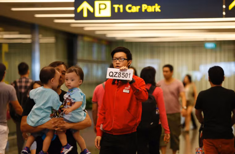 Nhân viên sân bay Changi đón các thân nhân của hành khách trên chuyến bay QZ 8501.