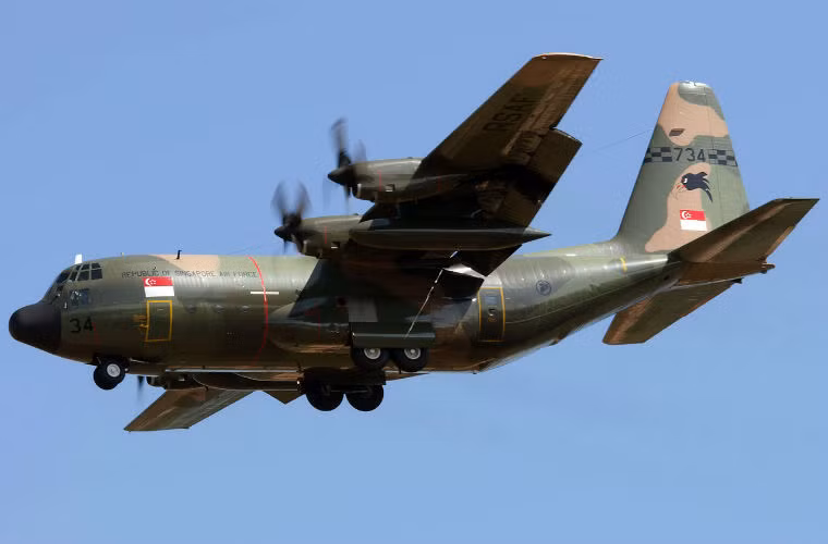 Không quân Singapore đã triển khai máy bay do thám C-130 để tham gia tìm kiếm chiếc máy bay Air Asia mất tích.