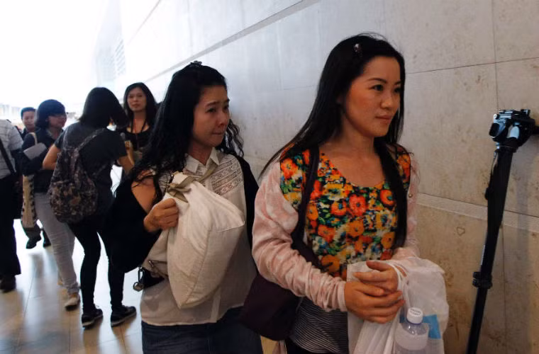 Thân nhân của các hành khách trên chuyến bay đến sân bay Surabaya.