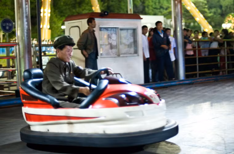 Một người lính chơi trò chơi trong khu giải trí ở Bình Nhưỡng.