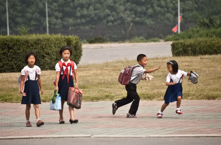 Học sinh Triều Tiên đùa giỡn trên đường tới trường.