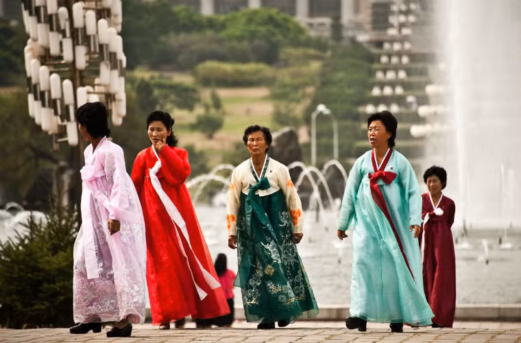 Những người phụ nữ Triều Tiên mặc trang phục truyền thống.