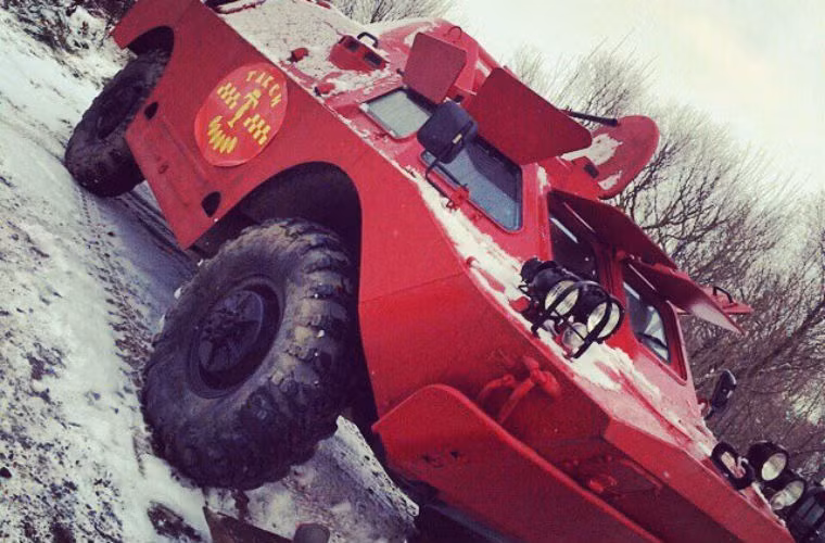 Logo công ty taxi ở bên hông chiếc xe.