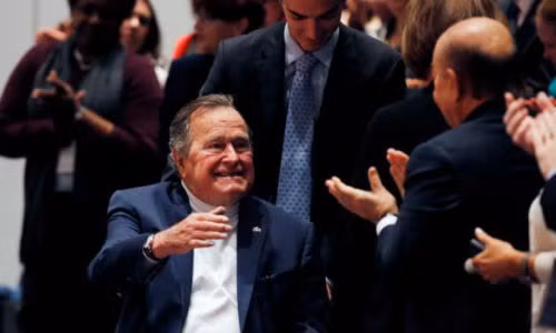 cuu tong thong my bush 'cha' nhap vien cap cuu