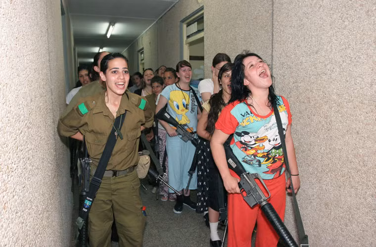 Các nữ binh sĩ thức dậy sau khi có lệnh báo động.