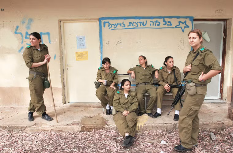 Giờ nghỉ của các nữ binh sĩ.