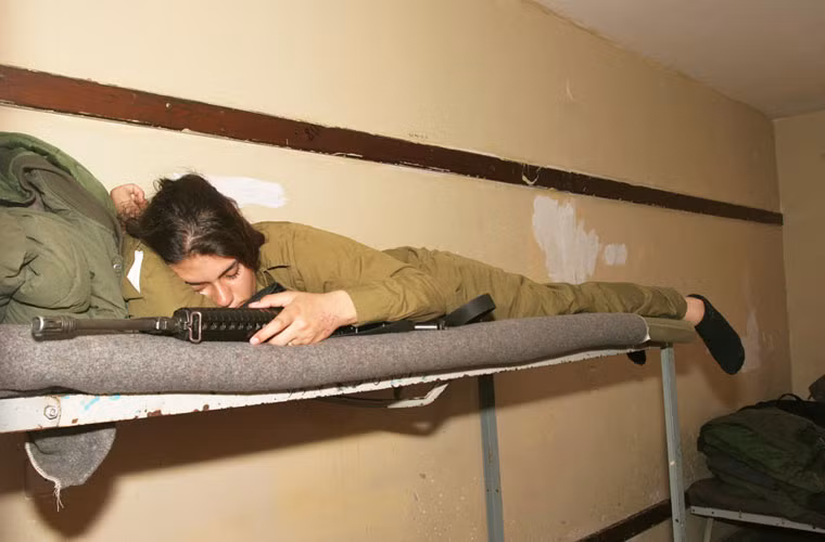 Vẫn giữ vững vũ khí kể cả trong khi nằm nghỉ.