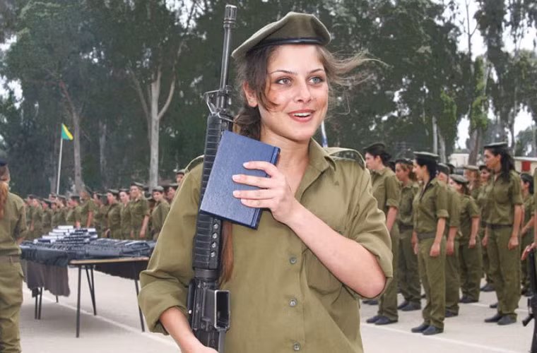 Một nữ binh sĩ xinh đẹp vui mừng sau khi hoàn thành khóa huấn luyện.