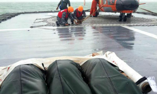 Thi thể các nạn nhân chờ chuyển về đất liền. Thi thể các nạn nhân chờ chuyển về đất liền.