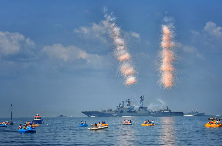 Tàu khu trục Vinogradov trong Ngày kỷ niệm Hải quân Nga.