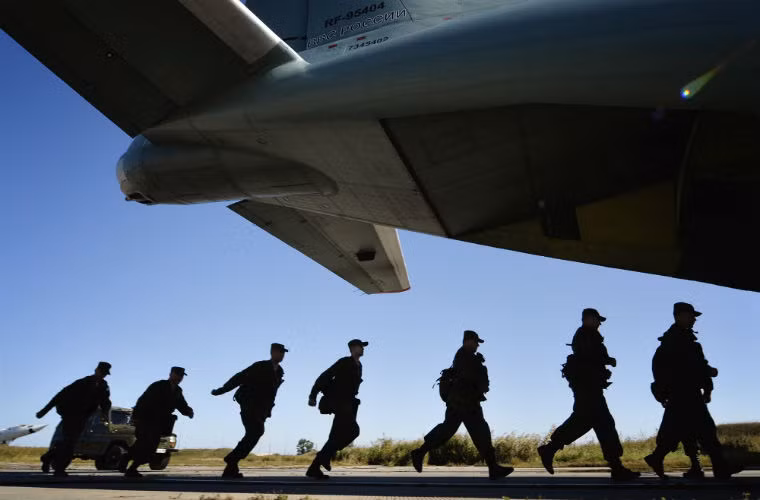 Các binh sĩ lên máy bay trước một đợt kiểm tra tình trạng sẵn sàng chiến đấu ở các tỉnh miền đông nước Nga.