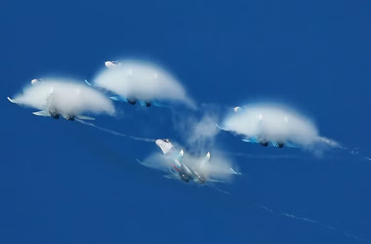 Đội máy bay biểu diễn Falcon của Nga tập luyện.