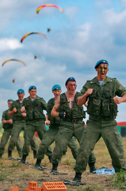 Lính dù Nga biểu diễn.