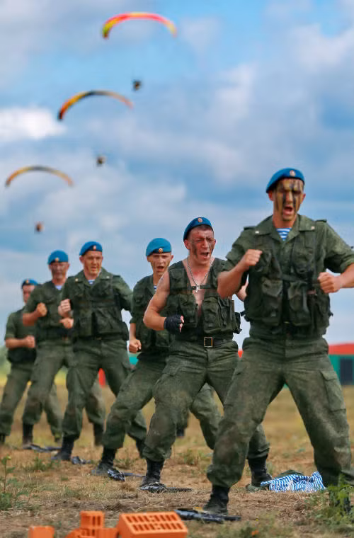 Lính dù Nga biểu diễn.