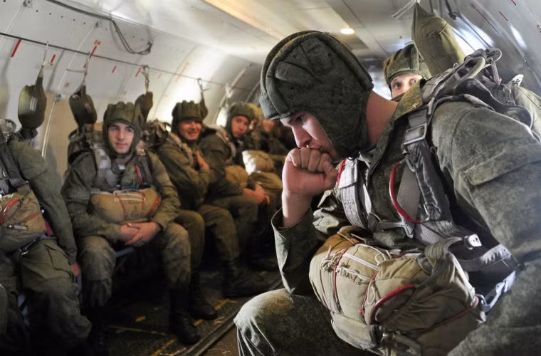 Lính dù Nga chuẩn bị nhảy dù.