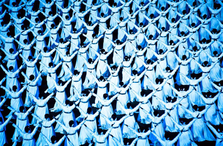 Theo nhiếp ảnh gia người Mỹ, những đứa trẻ được lựa chọn từ khi 5 tuổi để tham gia biểu diễn.